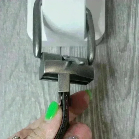 Brown & black belt in one. Metal buckle twist to change belt color preference - Picture 5 of 11